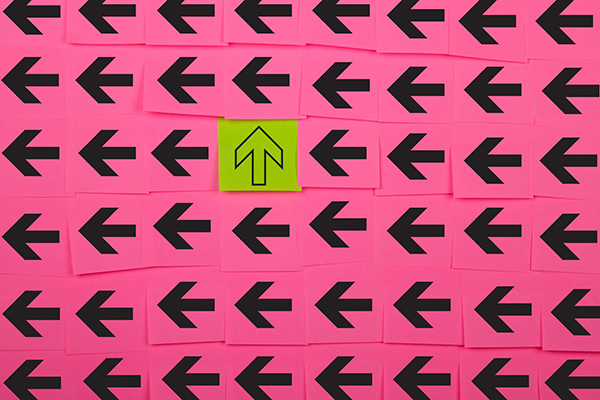 The Resilient Way article about doing something different is supported by an image of black arrows going the same way on a pink background with one green arrow going in a different direction
